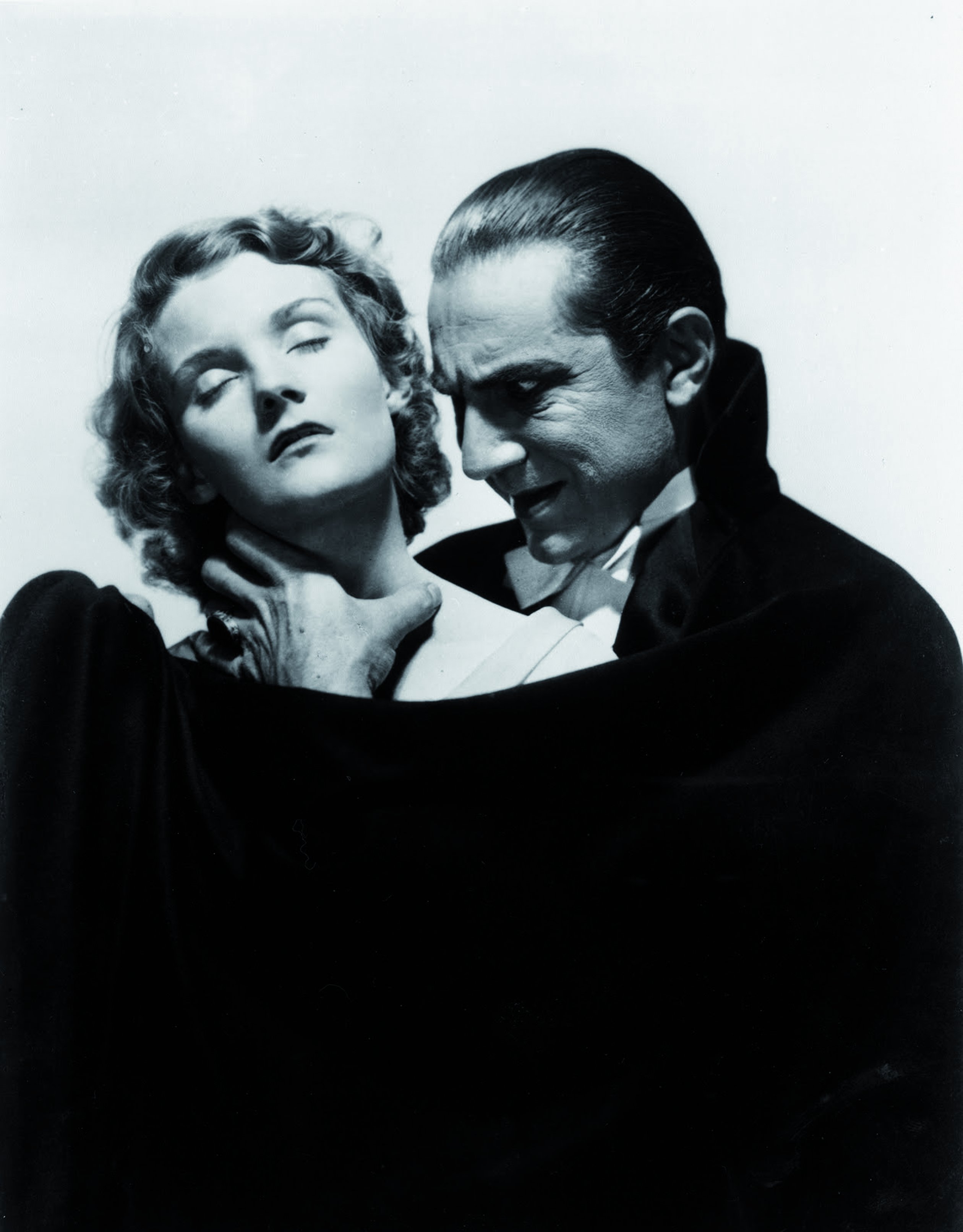 Bela Lugosi como Drácula traba unha vítima